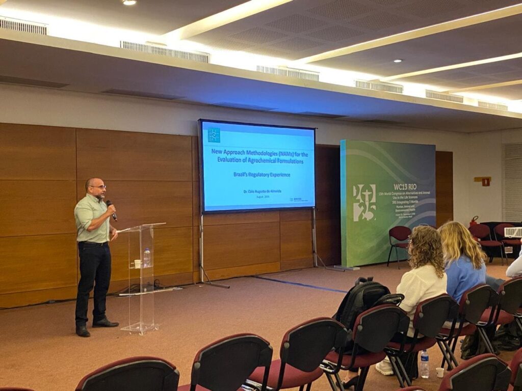 Caio de Almeida, da Anvisa, apresentou novas abordagens metodológicas para a evolução de formulações agroquímicas (Foto: Rafael Cordioli/CLB)