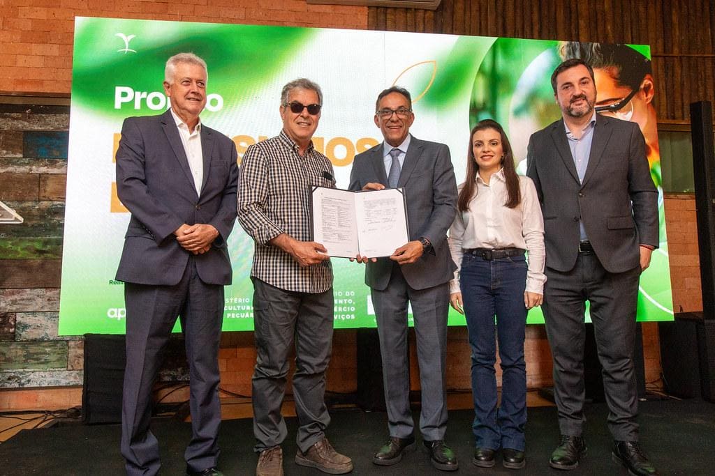 Secretário Rodrigo Rollermberg (MDIC), presidente Jorge Viana (ApexBrasil), diretor-presidente Eduardo Leão (CropLife Brasil), deputada federal Marussa Boldrin (MDB-GO) e secretário Luis Rua (MAPA) em lançamento do “Projeto Bioinsumos do Brasil” (Foto Giba/CropLife Brasil)